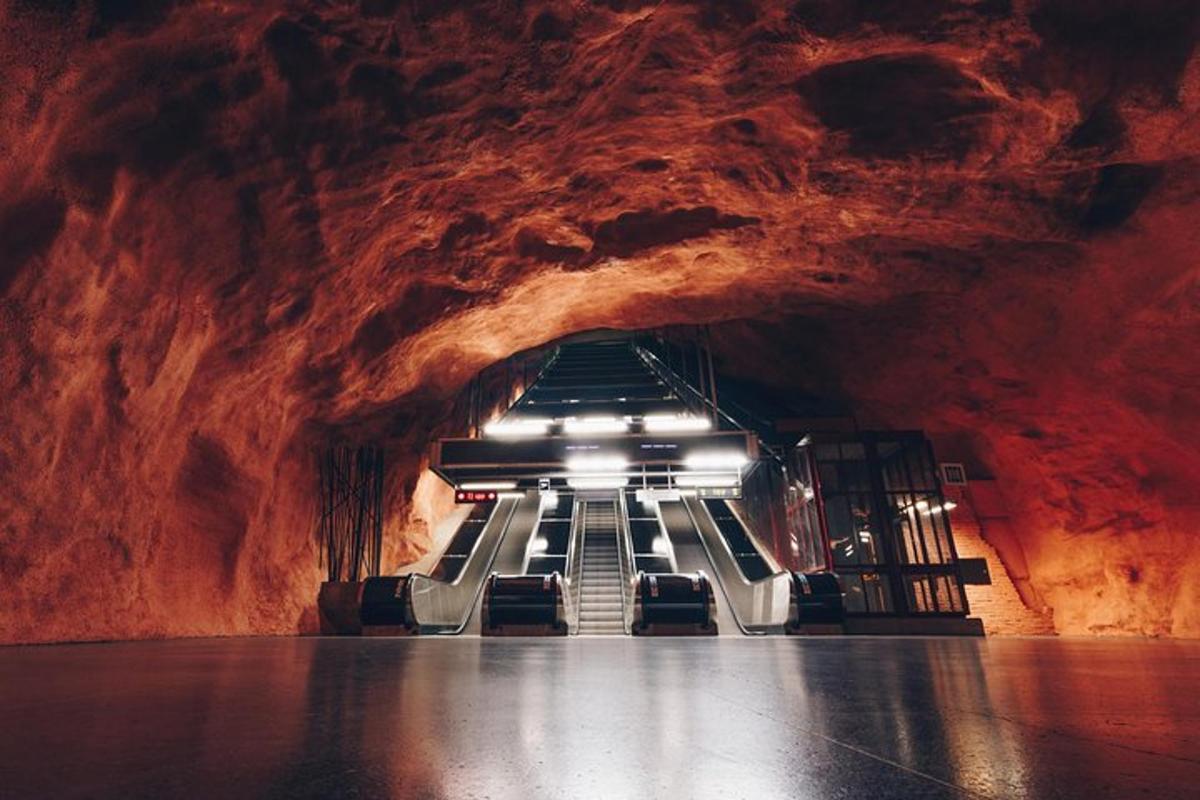 tunel v jeskyni se schody