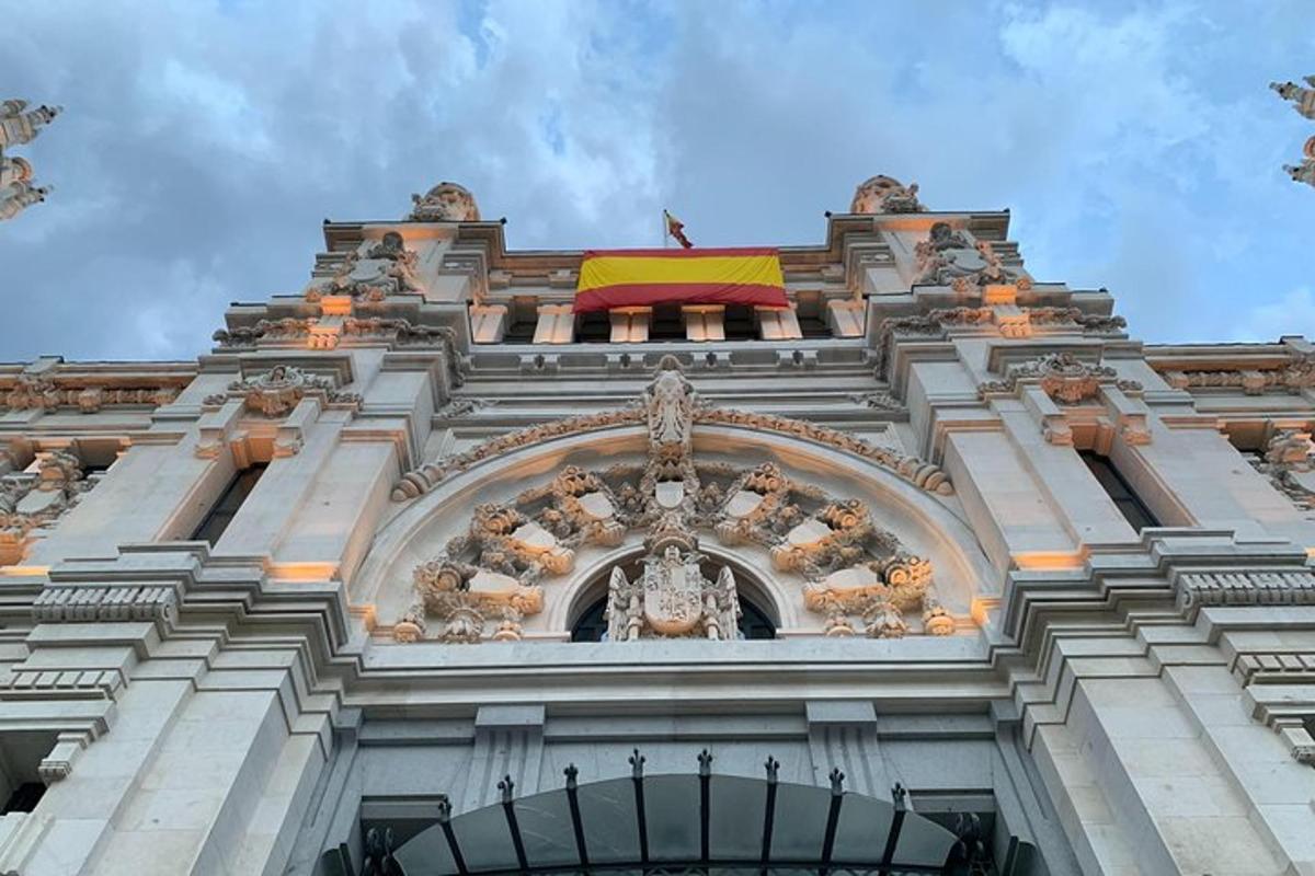 un edificio con una bandiera in cima
