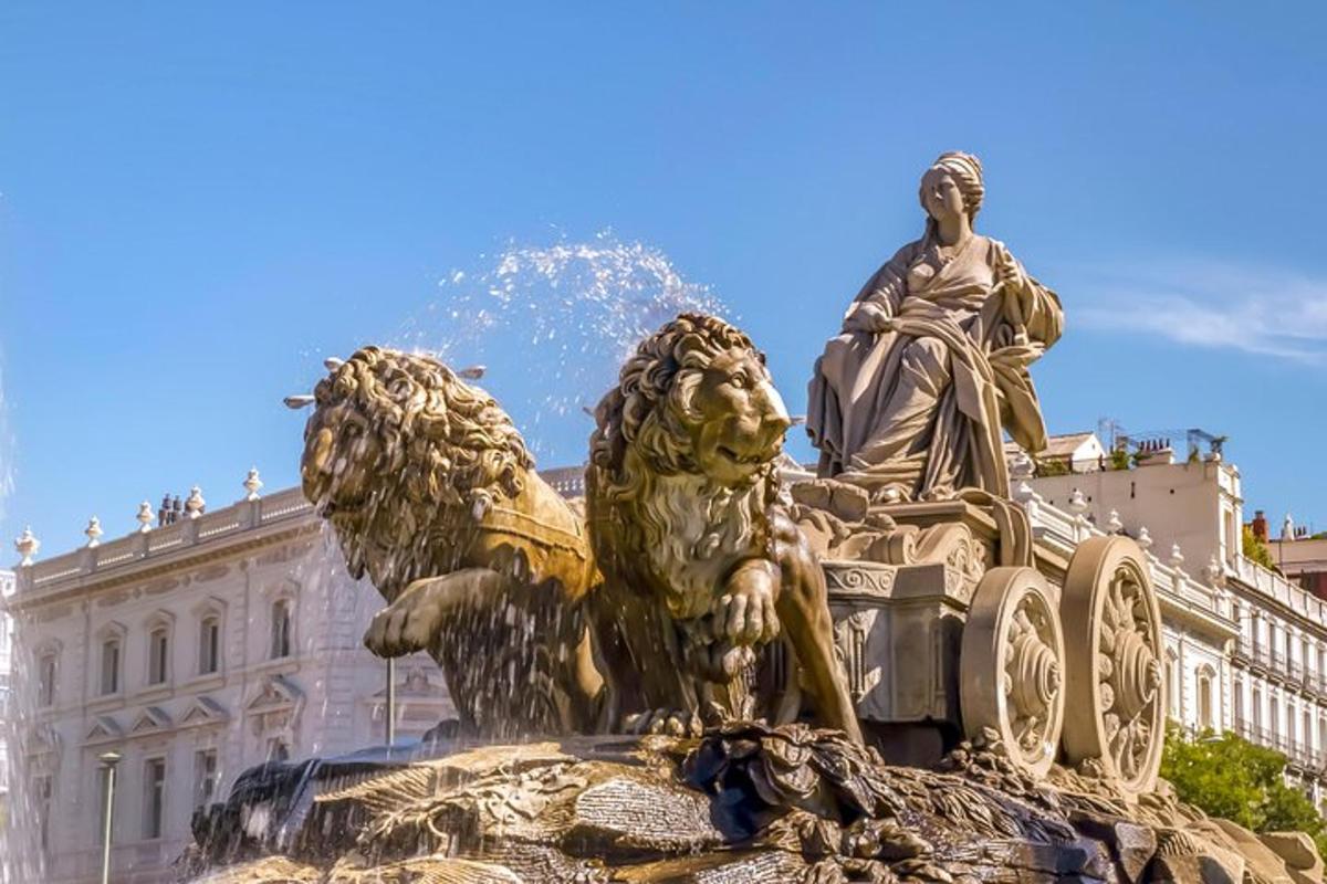 una estatua de dos leones frente a un edificio