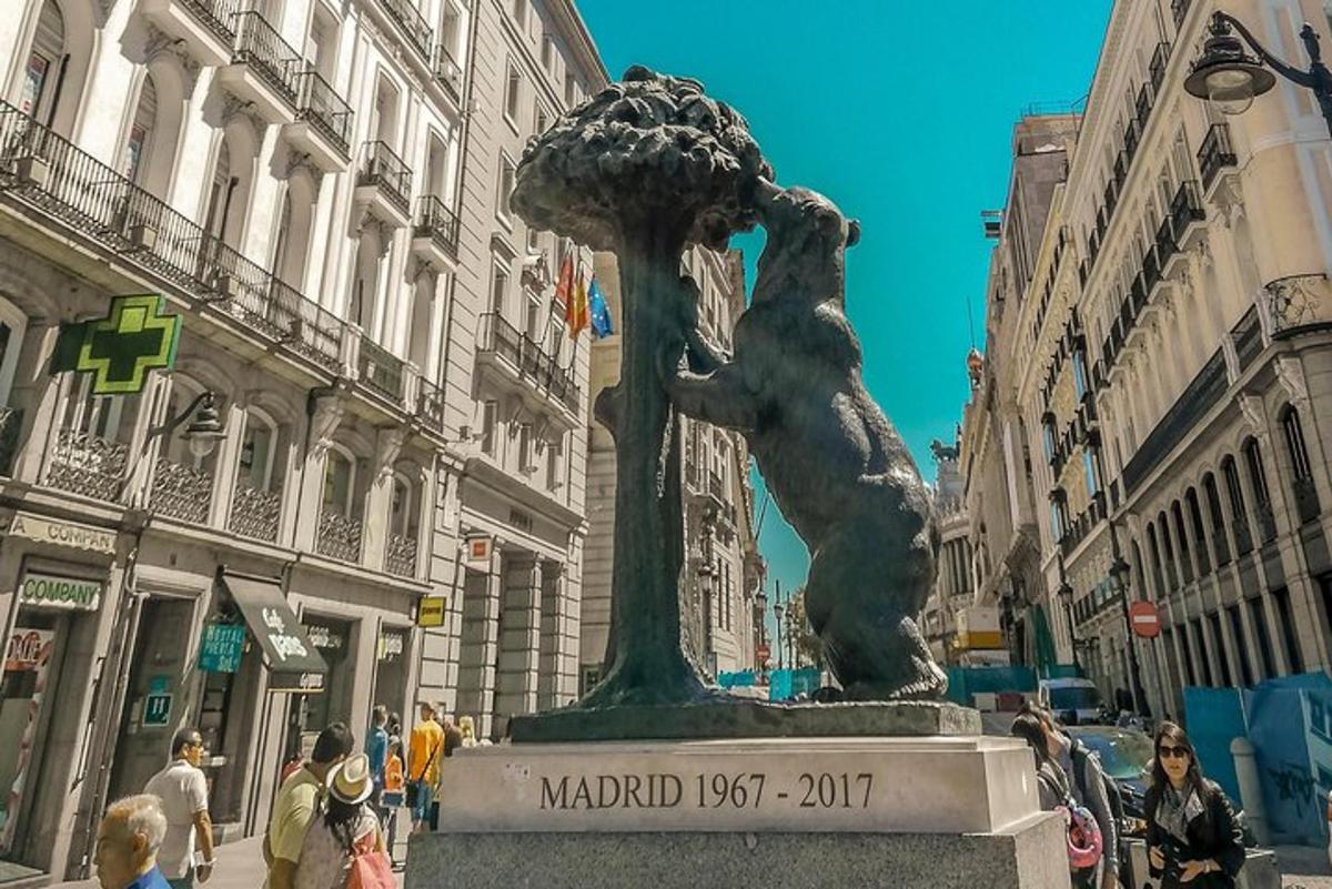 uma estátua de um urso em uma árvore em uma rua da cidade