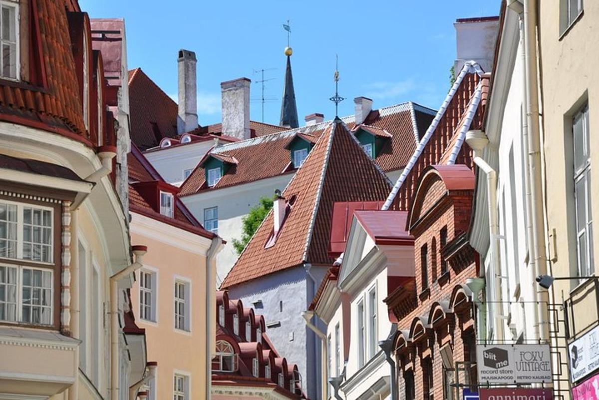 pohled na městskou ulici s budovami