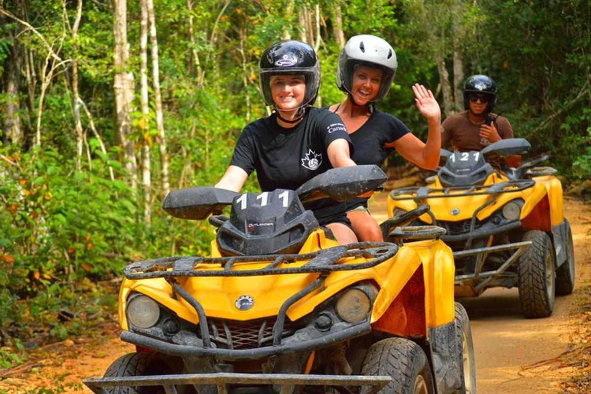 dalawang tao na nakasakay sa mga atv sa isang maruming kalsada