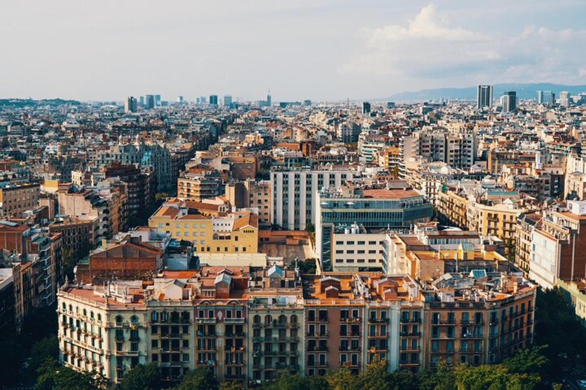 una vista aérea de una ciudad con edificios