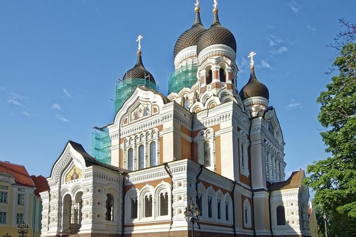 velká budova s kopulemi na vrcholu