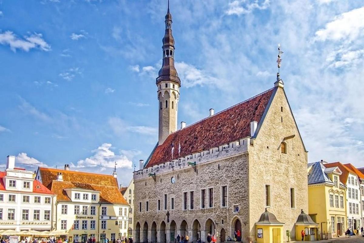 velká budova s hodinovou věží ve městě