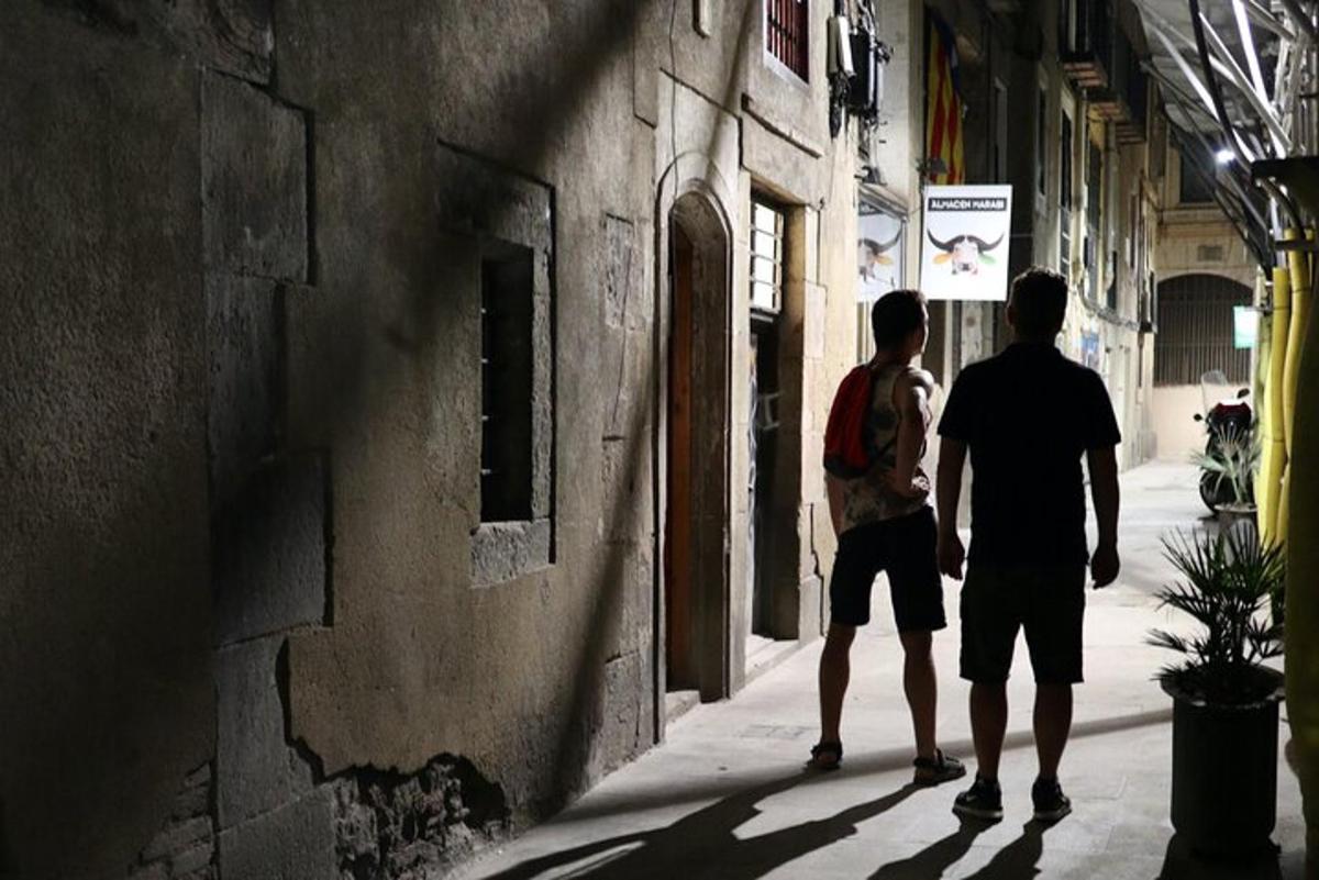 dva moška, ki hodita po ulici v uličici
