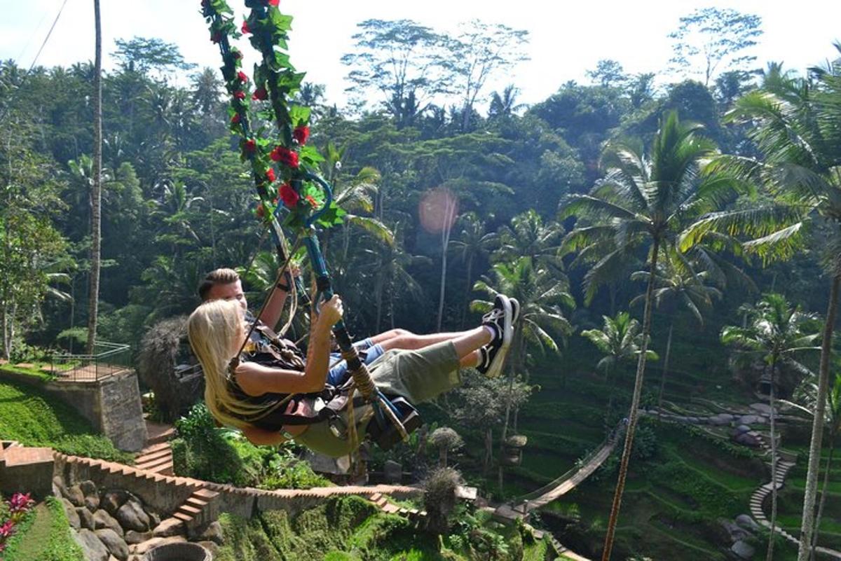 Žena se houpe na zip line v resortu