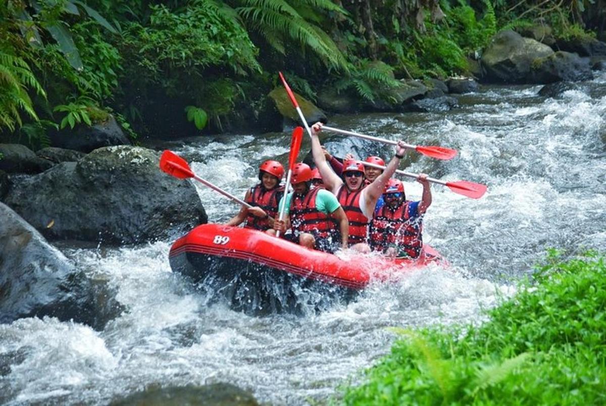một nhóm người trên bè trên sông