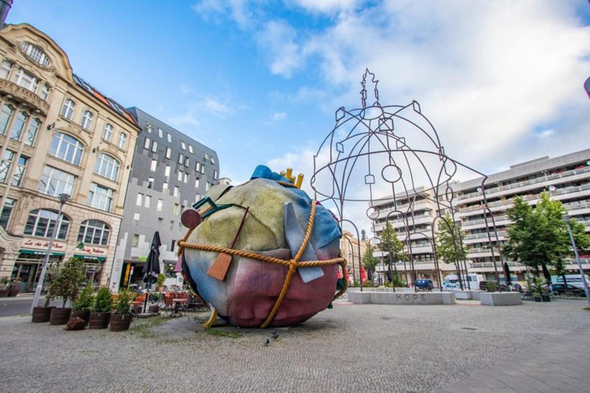 suur kaisukaru skulptuur linnas