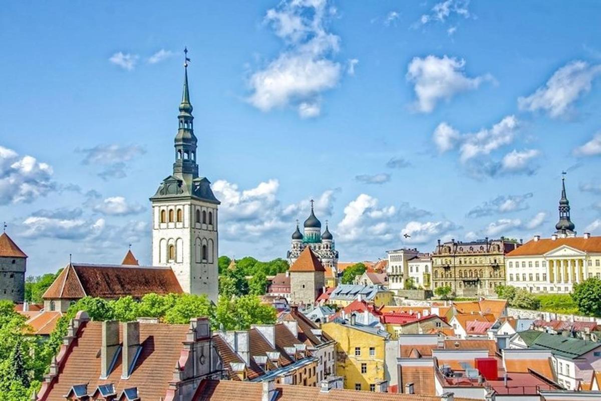 pohled na město s budovami a věžemi
