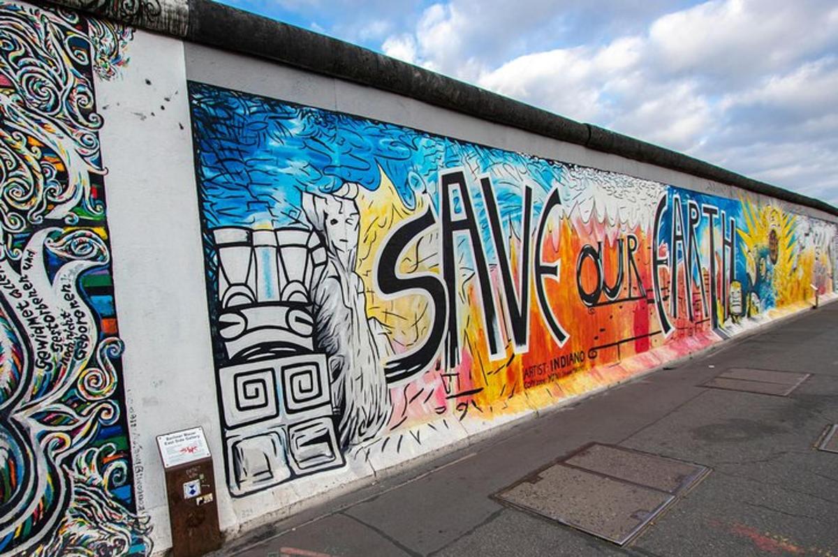 grafitiga sein, millel on grafitiga kaetud sein