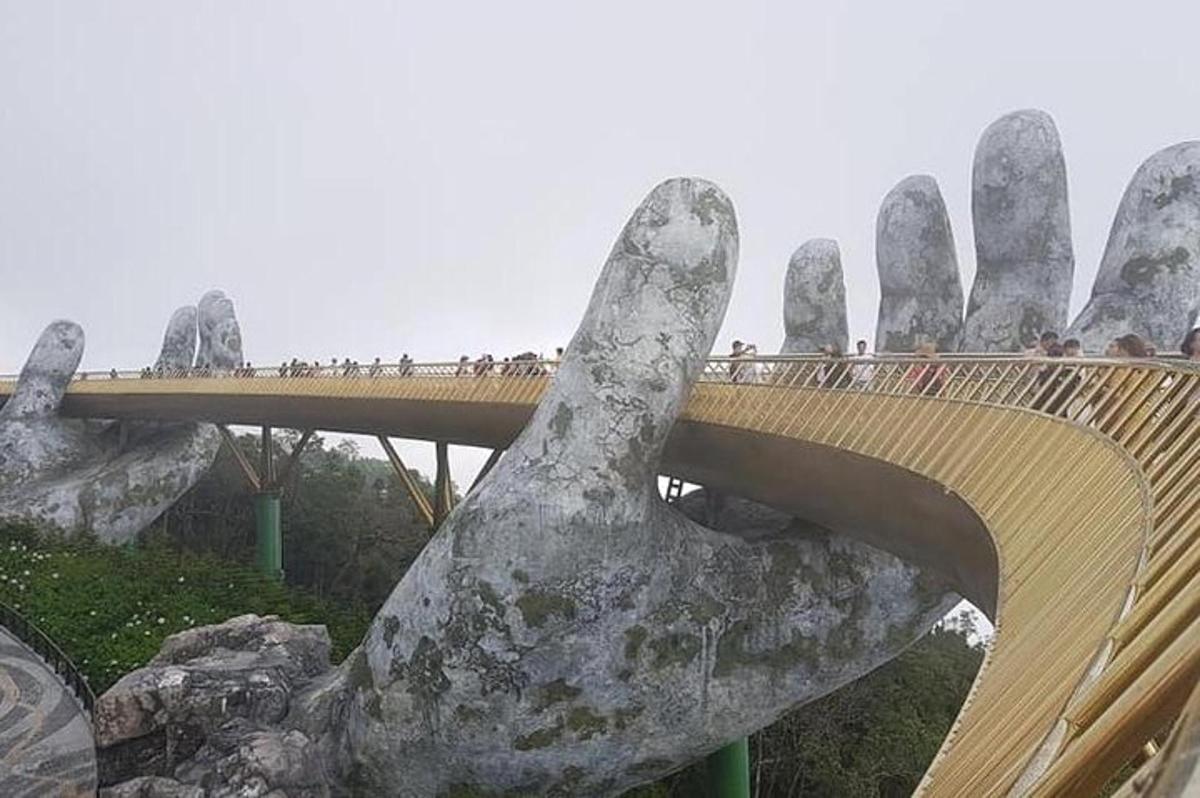 isang malaking kamay na umaabot sa isang tulay