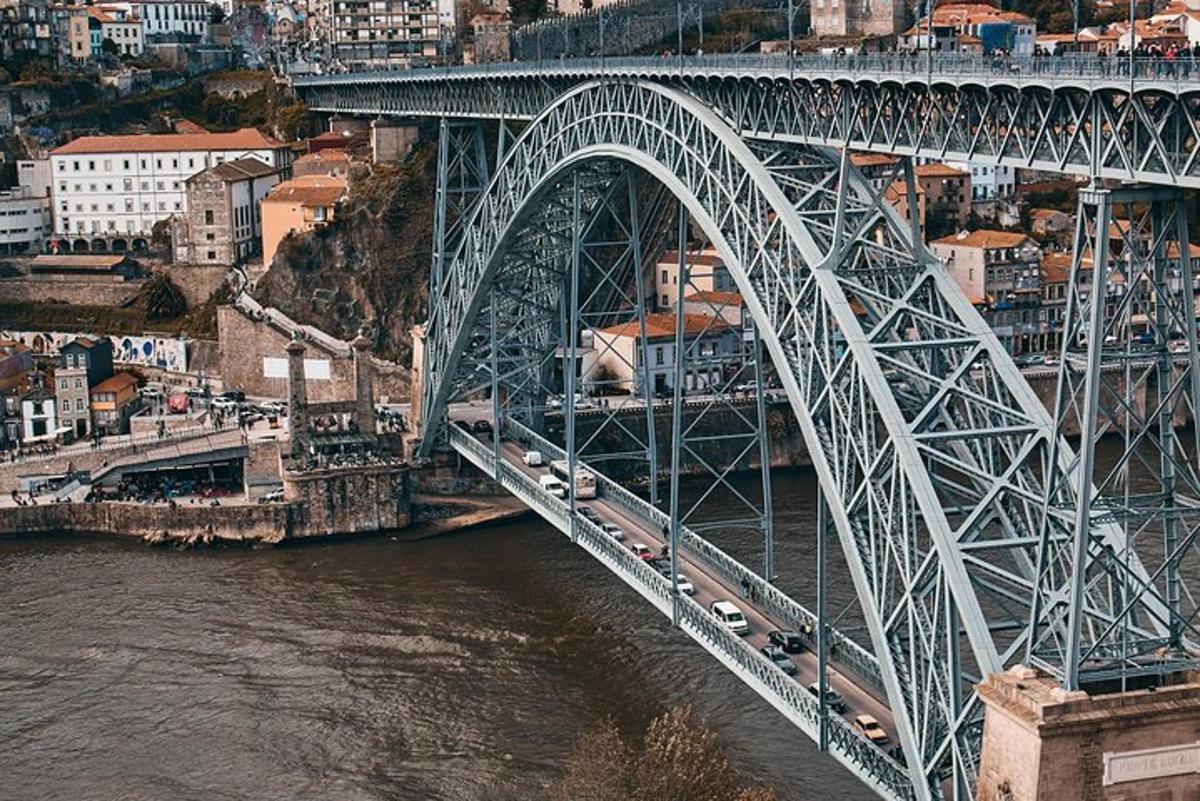 eine Draufsicht auf eine Brücke über einen Fluss