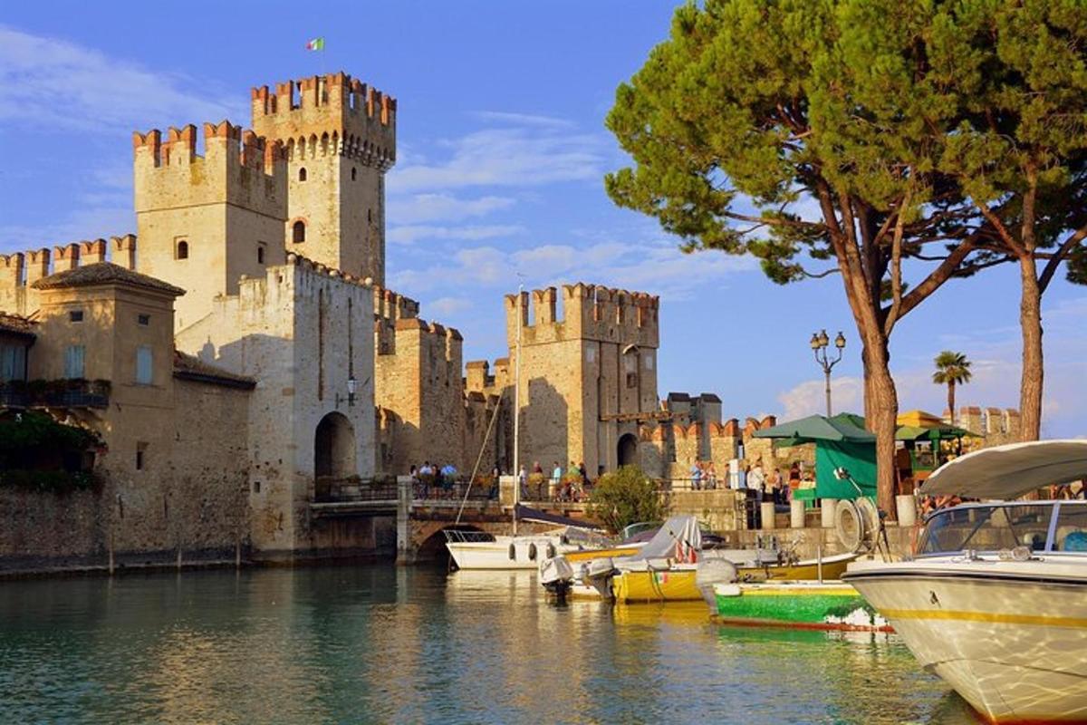 ein großes Schloss mit Booten im Wasser