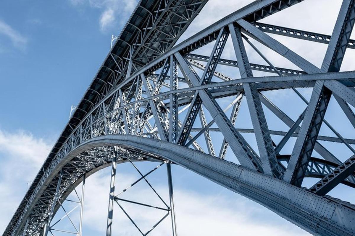 eine Nahaufnahme einer Stahlbrücke