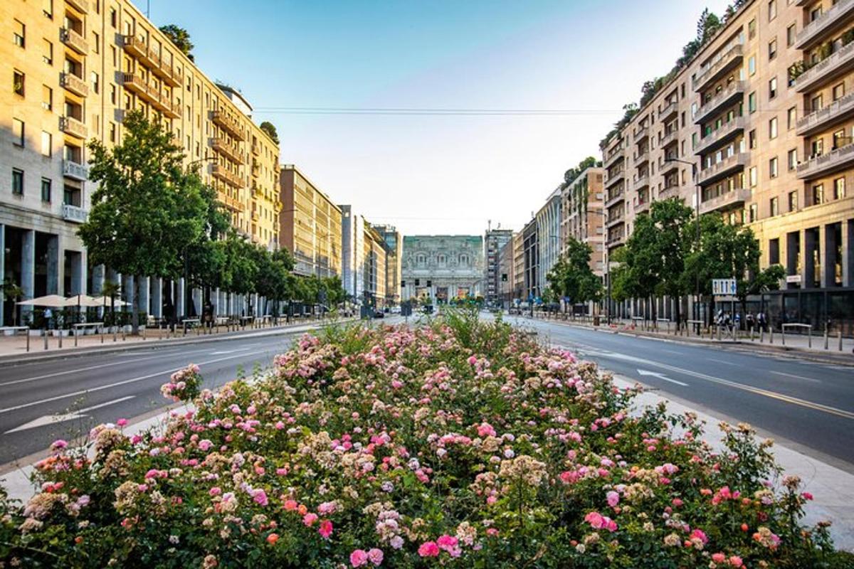 prazna mestna ulica z rožnatimi rožami na sredini