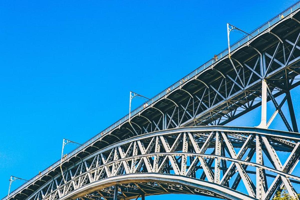 eine Nahaufnahme einer Brücke vor blauem Himmel