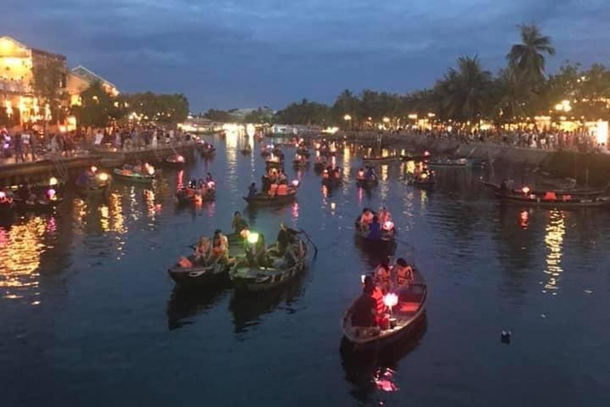 un gruppo di barche in un fiume di notte
