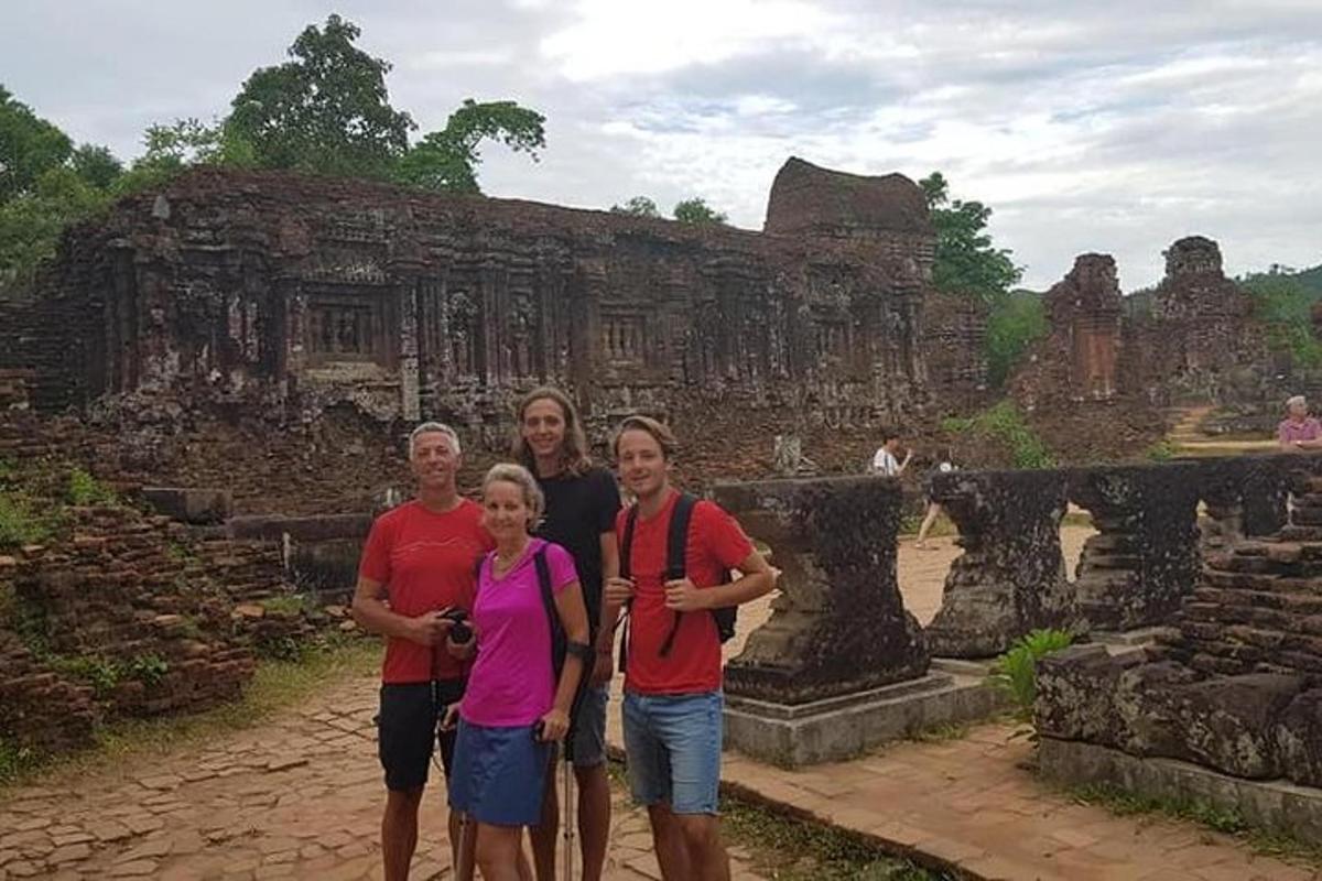 Un grupo de personas de pie frente a un templo.