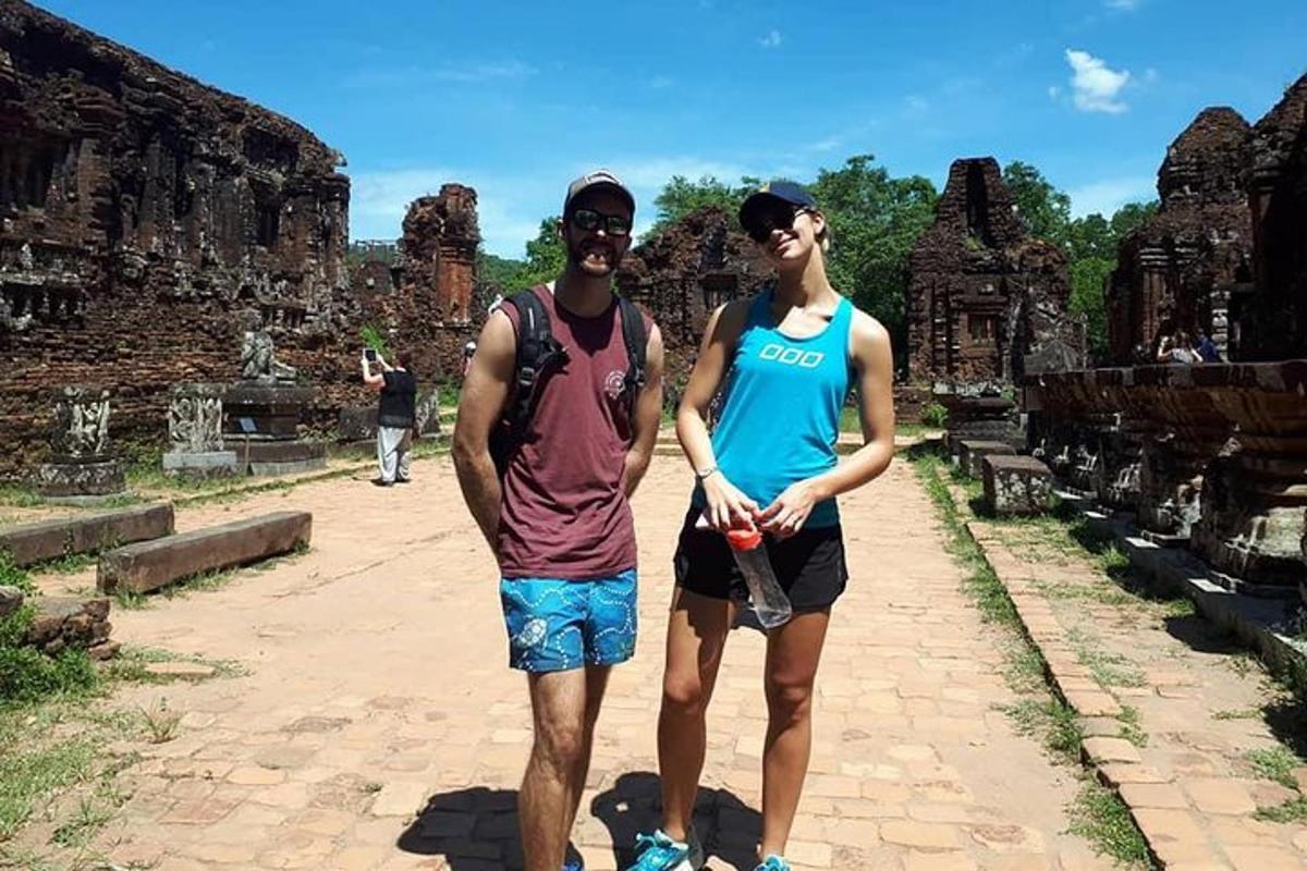 Un hombre y una mujer de pie frente a un templo.