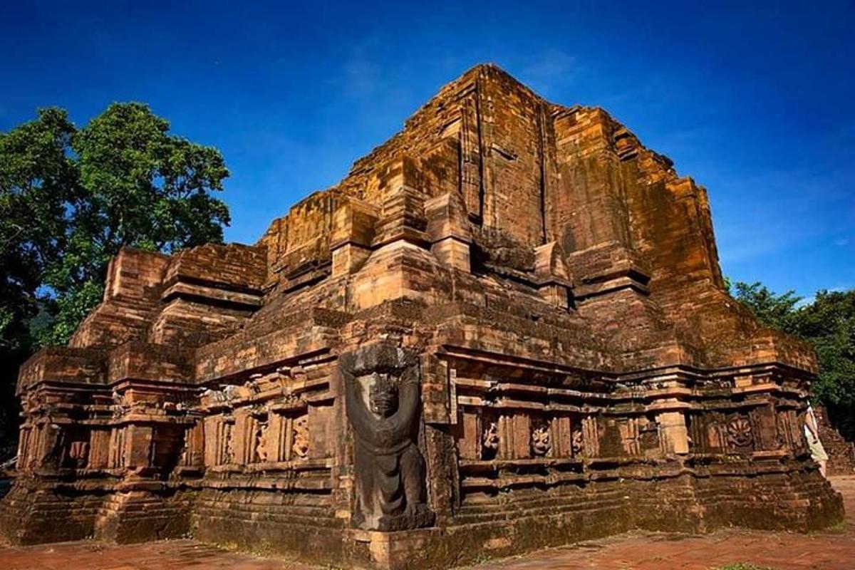 Un gran edificio de piedra con una estatua en él.