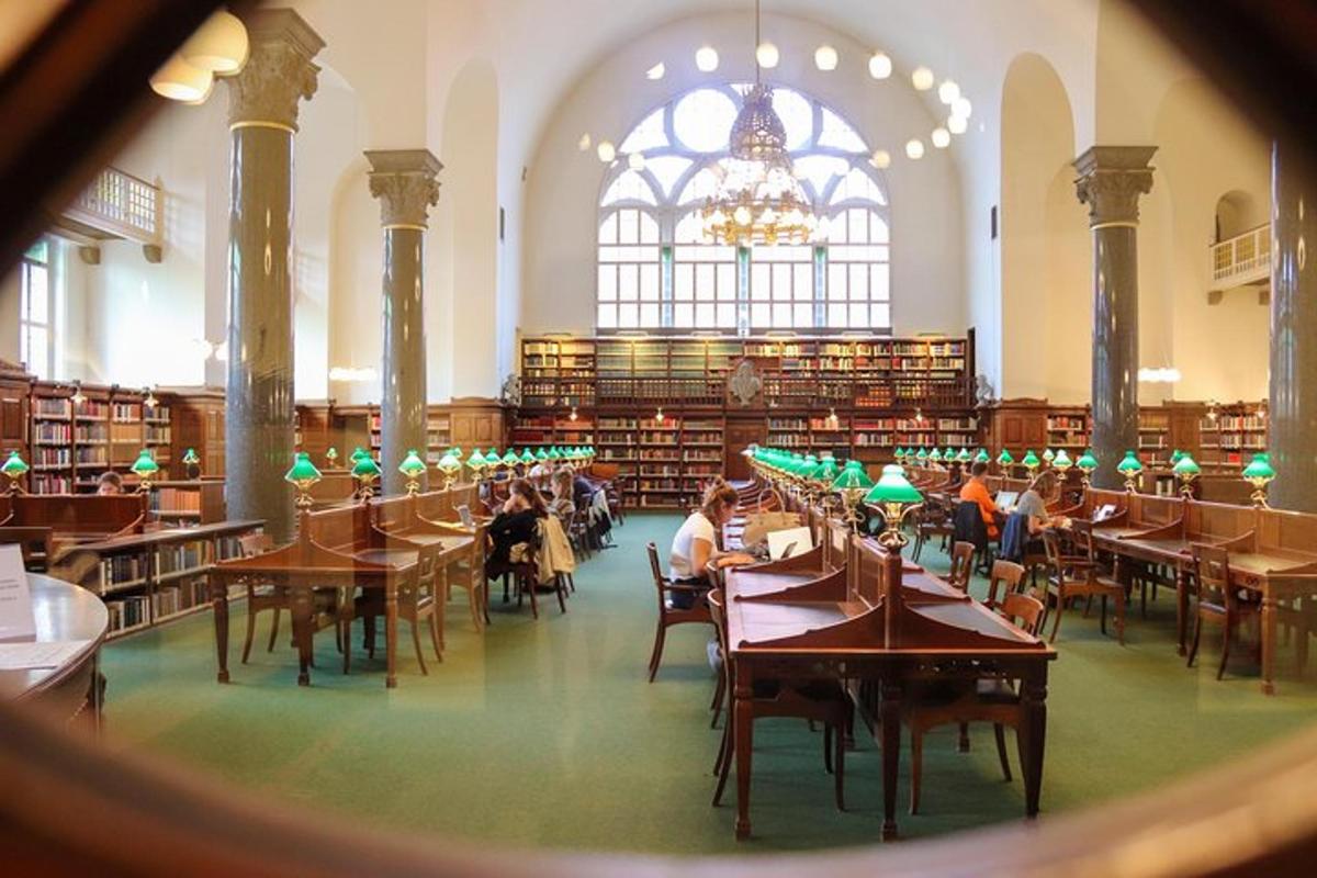 een bibliotheek met mensen die aan tafels zitten