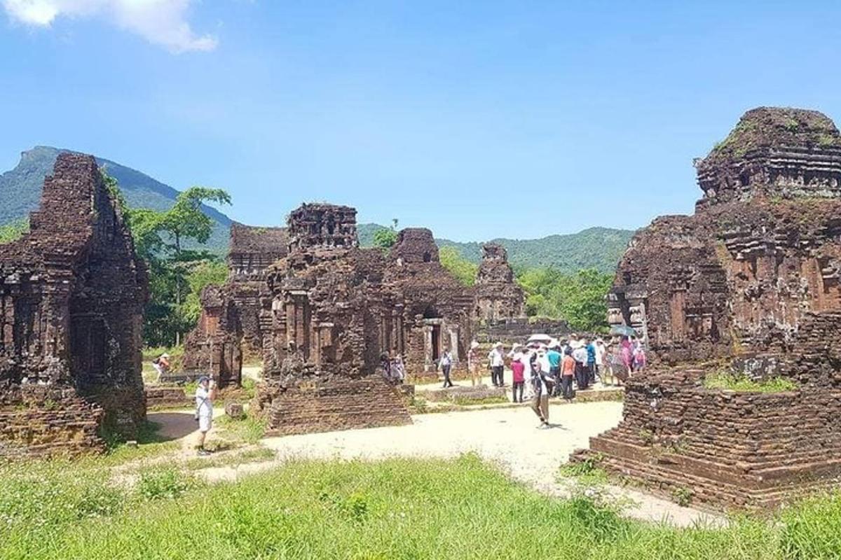 skupina lidí procházejících se kolem starověkých ruin