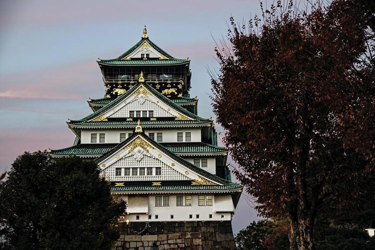 una grande torre con un orologio in cima
