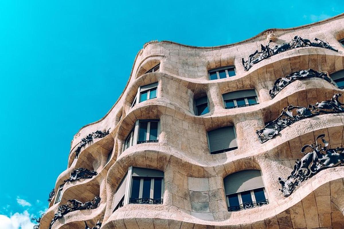 Un edificio alto con ventanas a los lados.