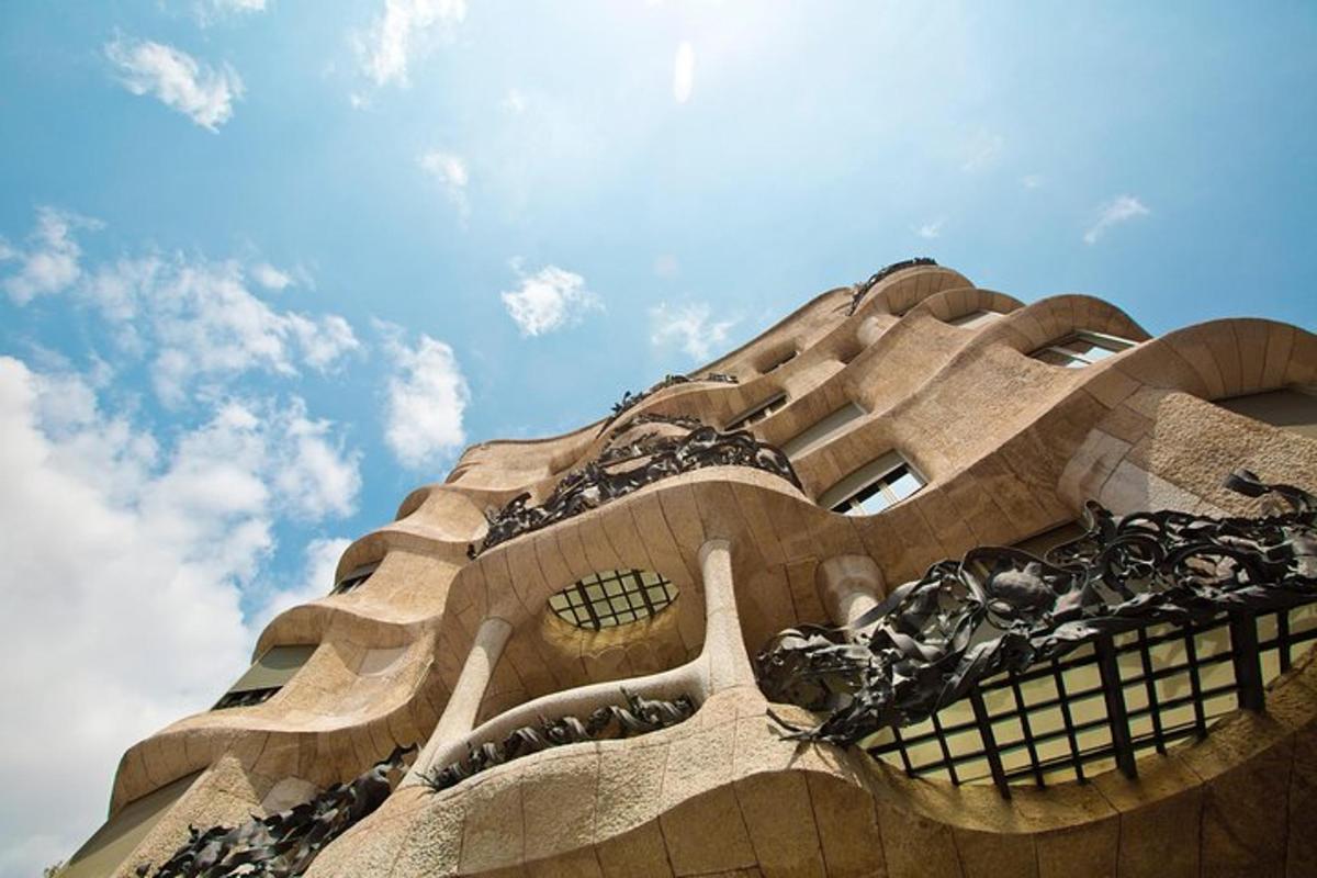 Un edificio alto con un cielo al fondo.