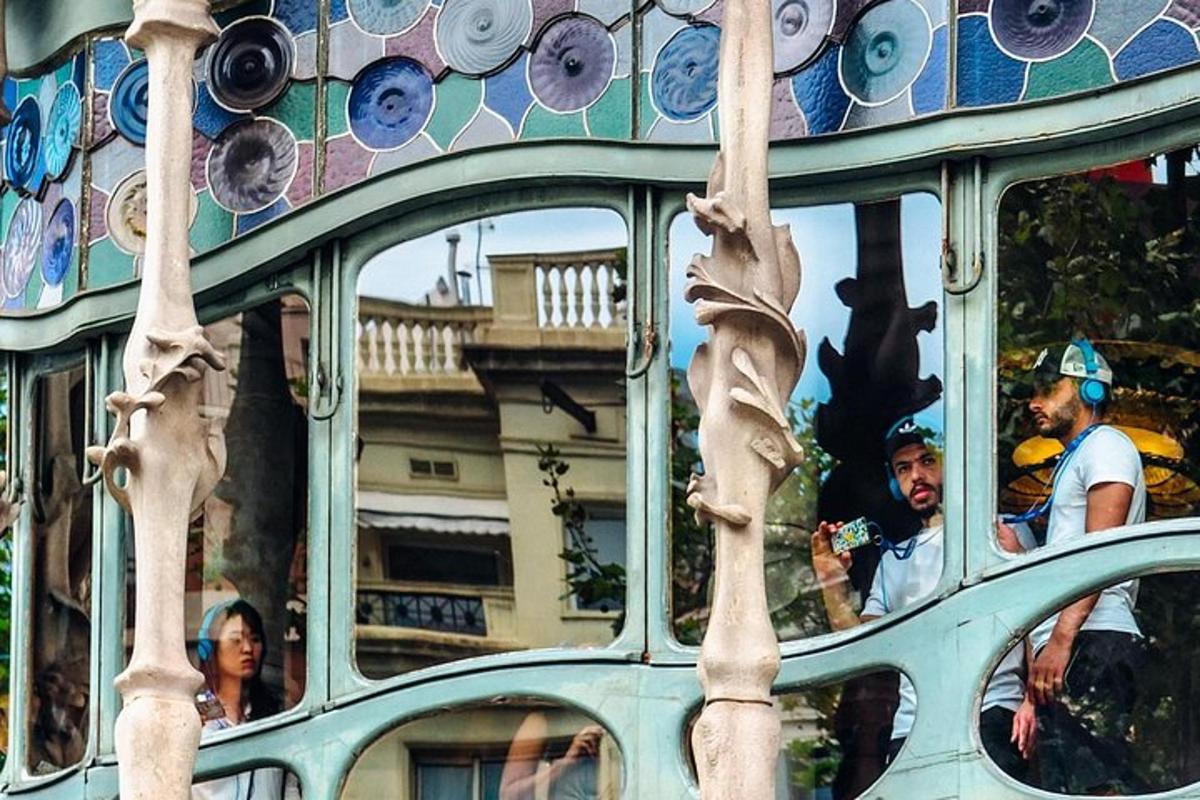 Un grupo de personas mirando las ventanas de un carrusel.