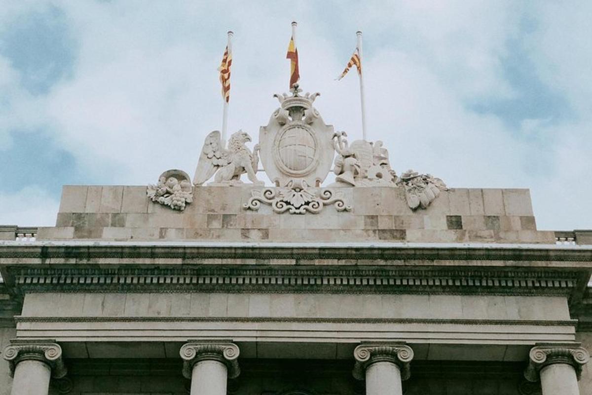 một tòa nhà có ba lá cờ trên đỉnh