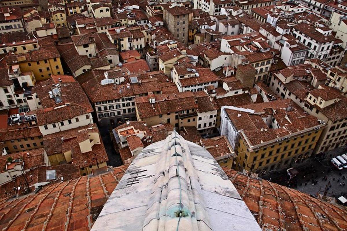 zračni pogled na strehe mesta