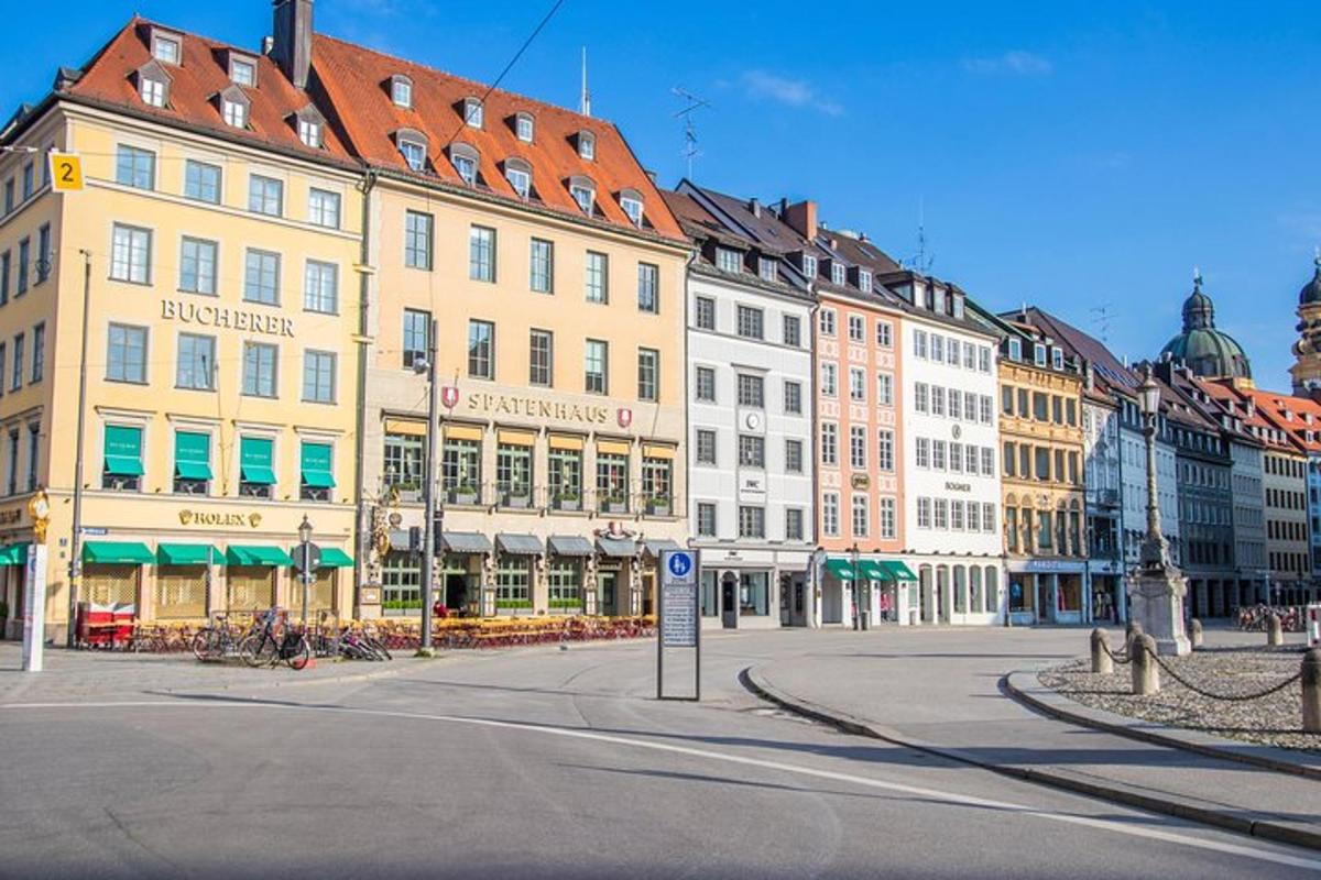 una strada con molti edifici in una città