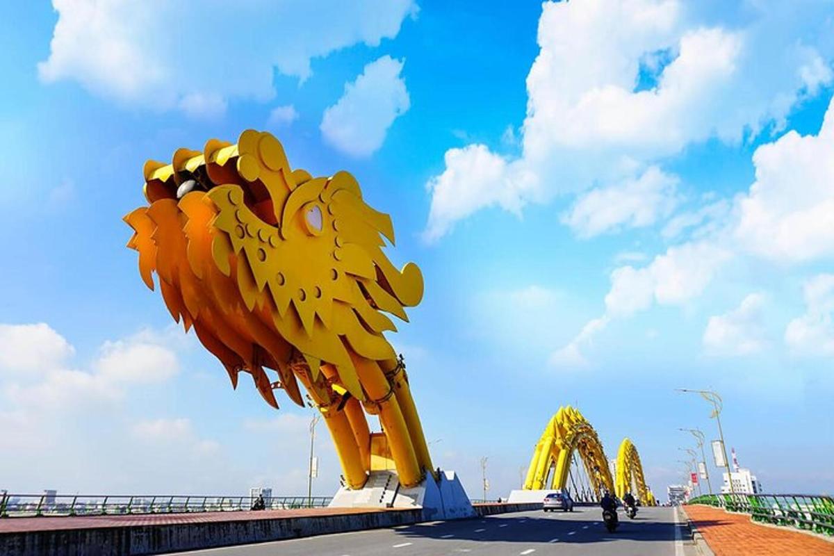 uma grande estátua de dragão amarelo em uma ponte