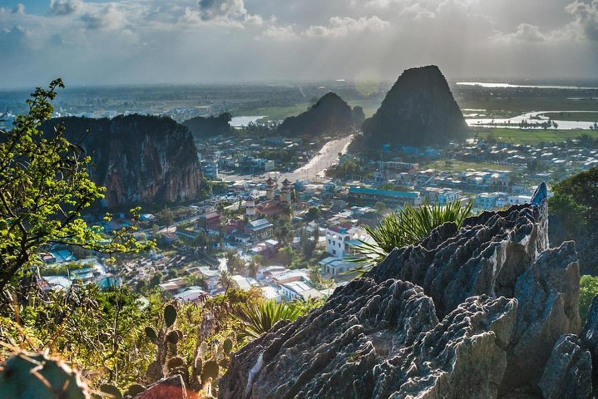 uma vista de uma cidade de uma montanha