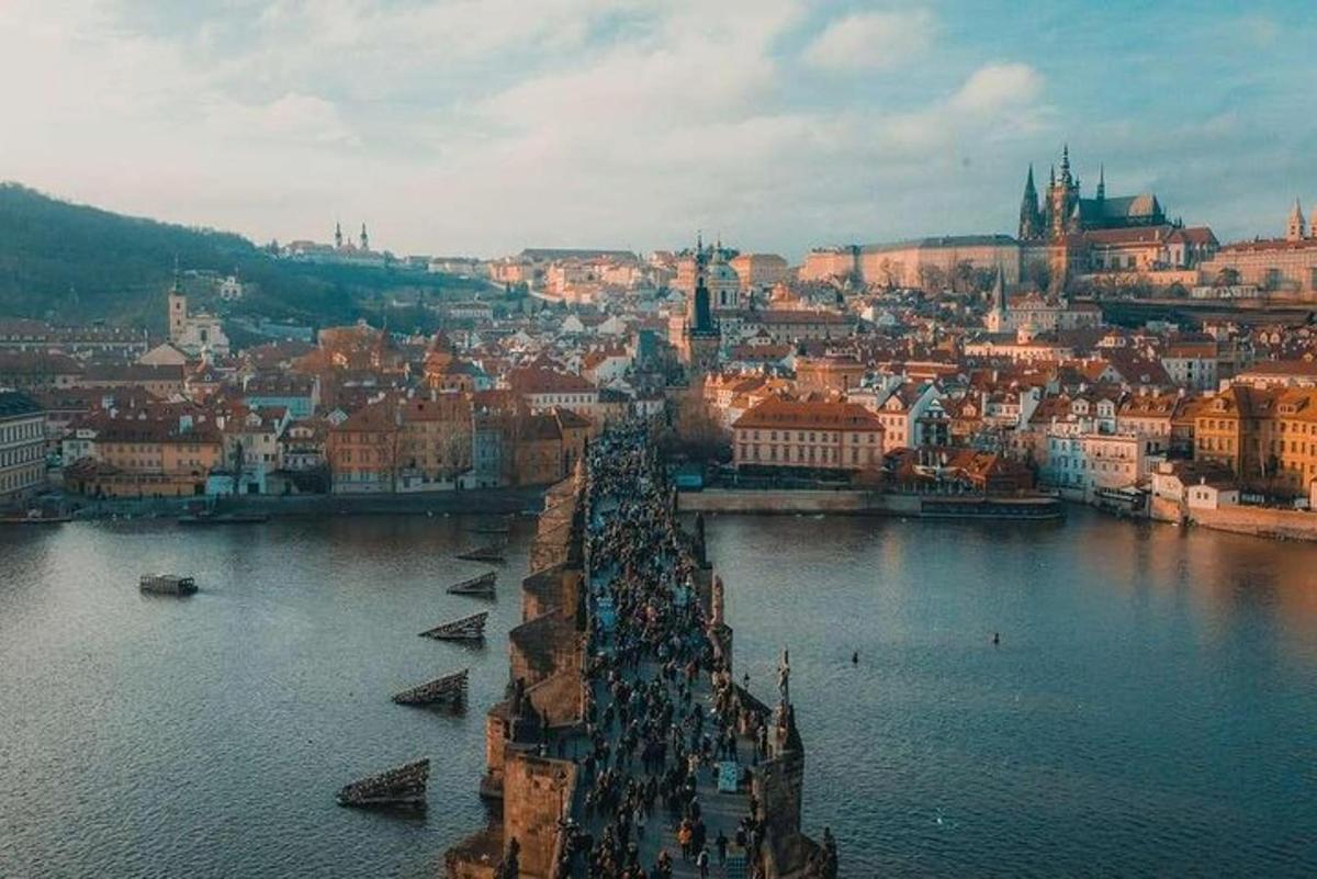 útsýni yfir borg með ánni og byggingum