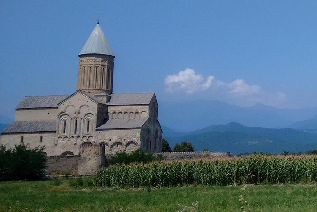 starý kostol s vežou na vrchole poľa