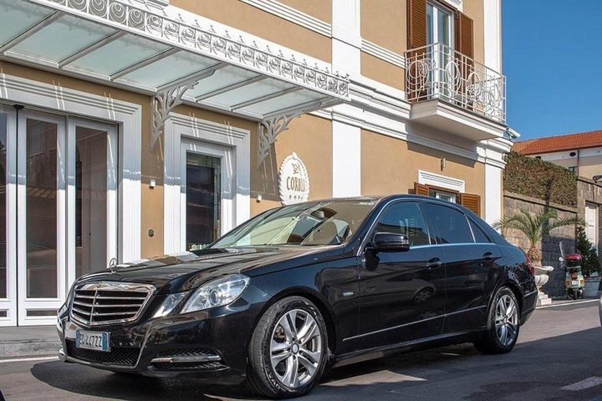 černé auto zaparkované před budovou