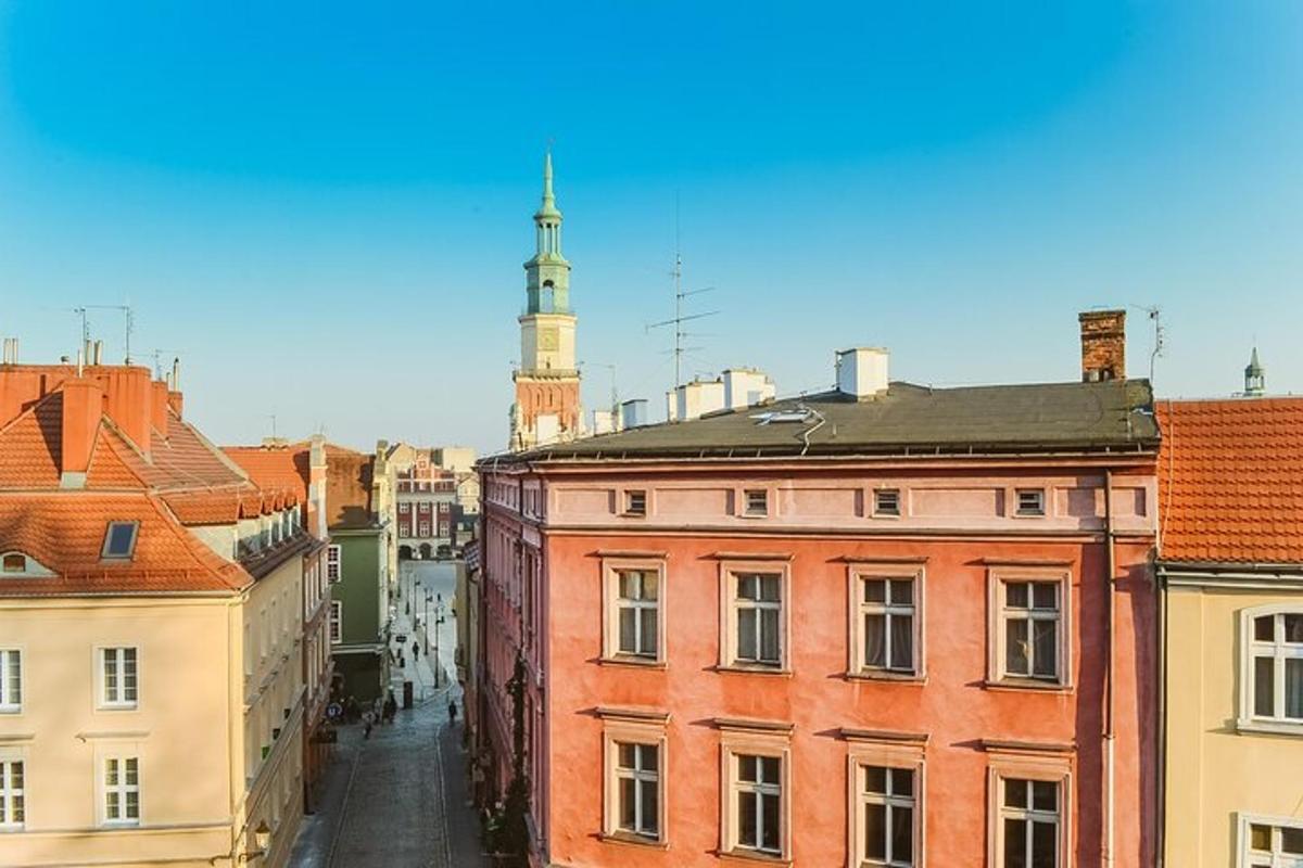 ein Blick auf die Dächer von Gebäuden mit einem Glockenturm