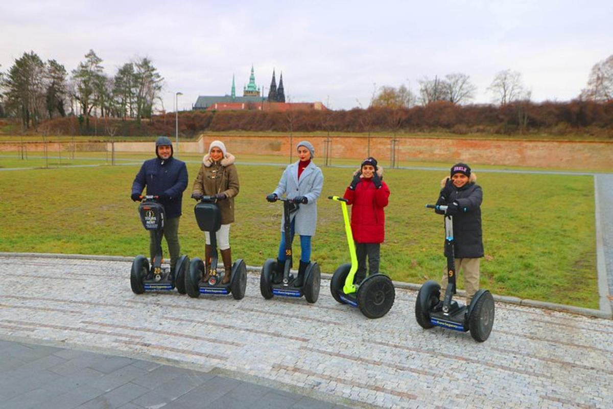 Skupina lidí jezdících na segwayích v parku