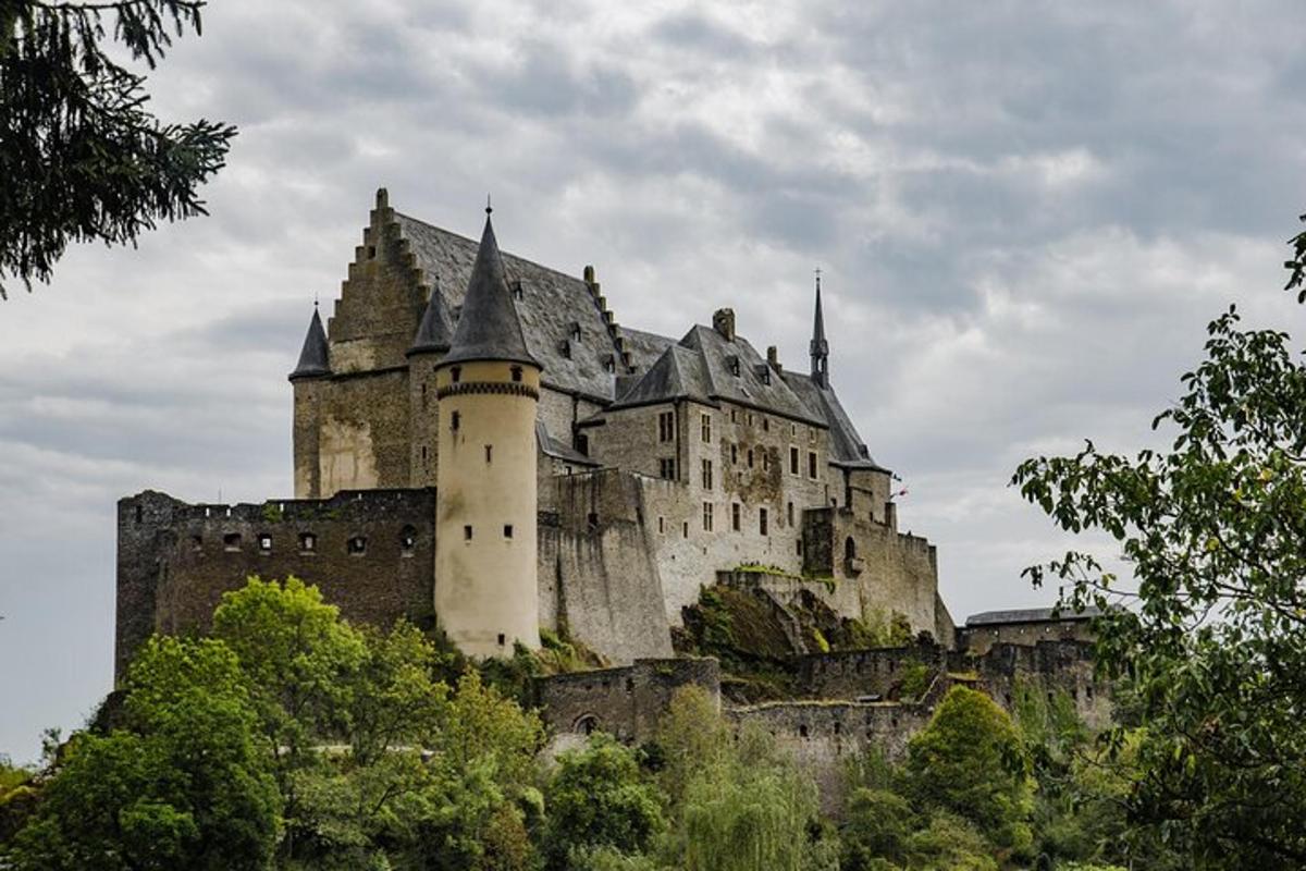 un gran castell situat al cim d'un turó