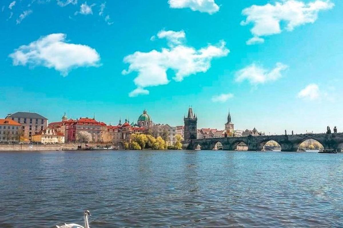 una vista d'una ciutat amb un pont sobre l'aigua