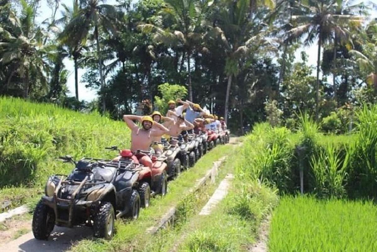 sekumpulan orang yang menaiki atv di sebatang jalan
