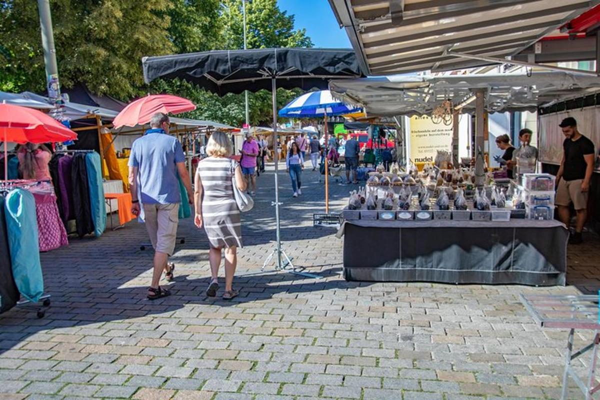 un home i una dona caminant per un mercat
