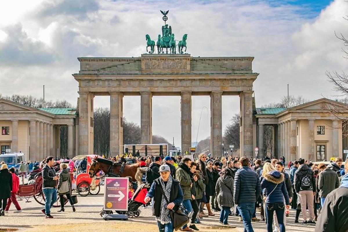 una multitud de persones caminant davant d'un monument