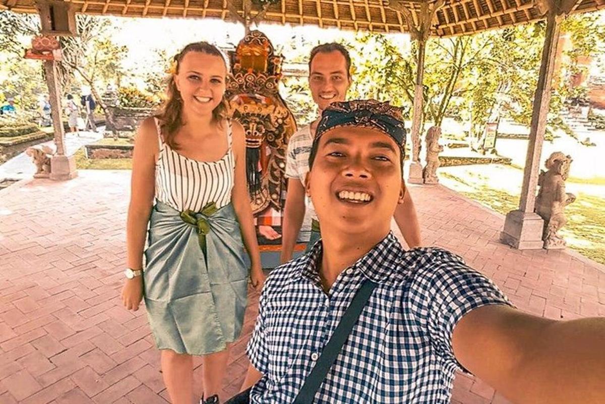 un gruppo di persone che posano per una foto