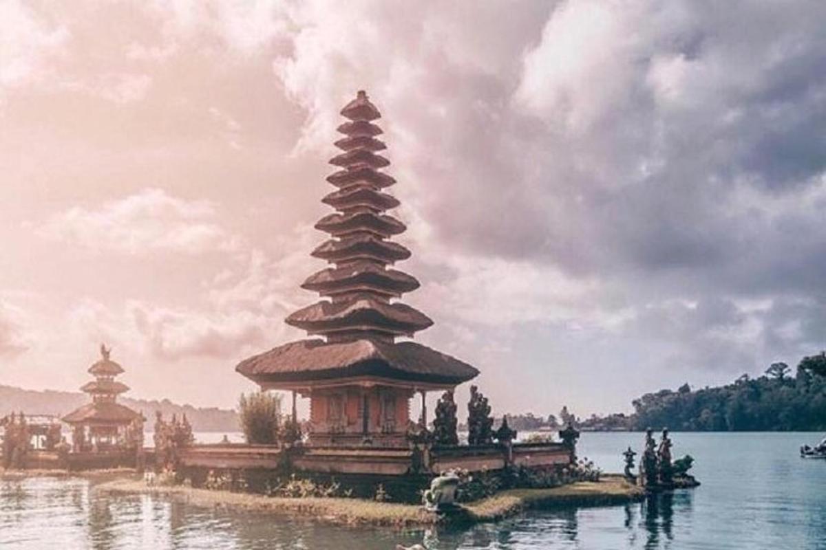 pagoda uprostřed vodní plochy