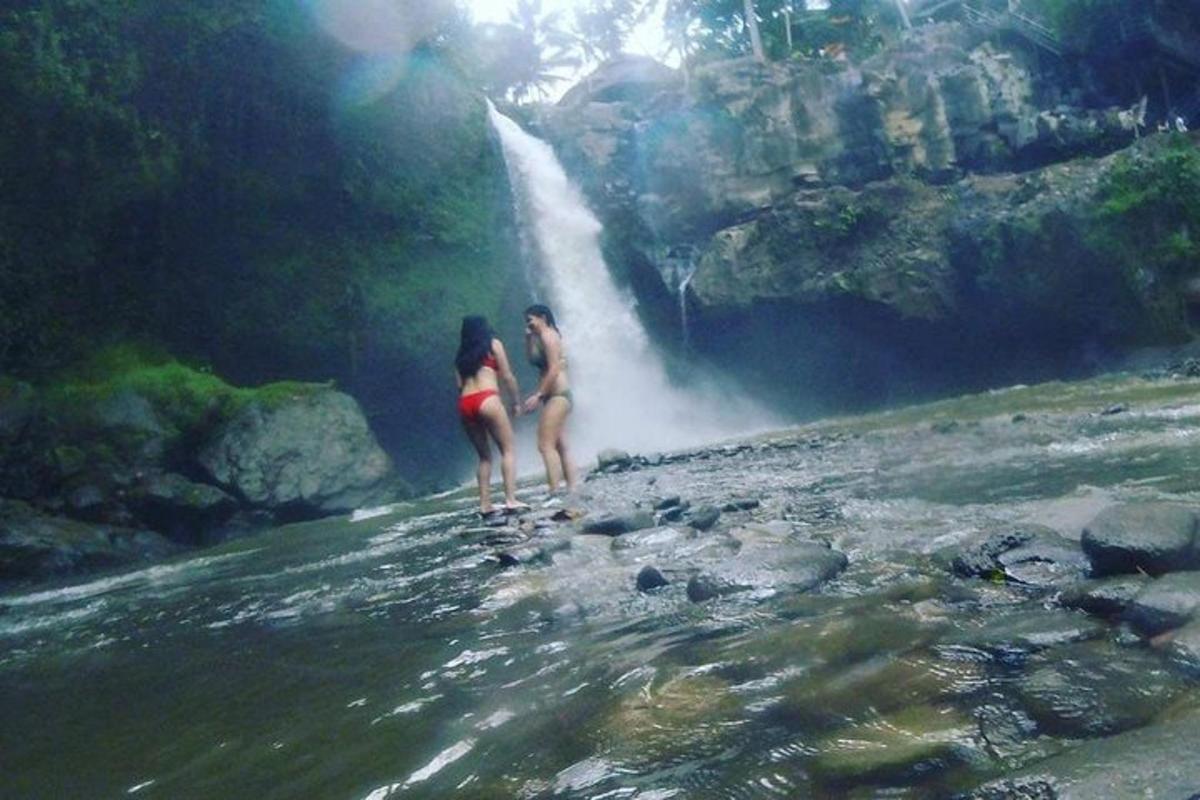 due donne in piedi davanti a una cascata