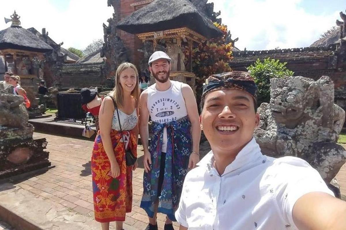 seorang pria dan seorang wanita berdiri di depan sebuah gedung